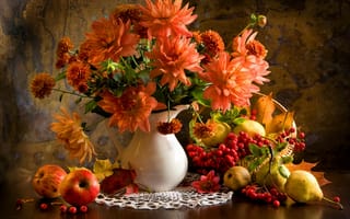 Картинка Букет георгин в вазе на столе с грушами и ягодами рябины