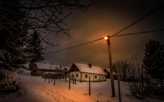 Картинка Покрытые снегом дома на зимней улице ночью