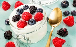 Картинка Йогурт со свежими ягодами малины, черники и ежевики в стеклянной банке на завтрак