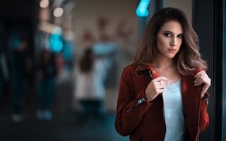 Картинка Кареглазая длинноволосая девушка брюнетка в красной куртке