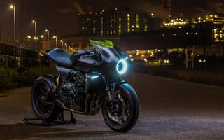 Картинка Черный мотоцикл Honda CB4 Interceptor с включенной фарой
