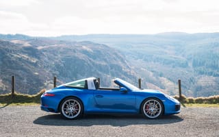 Картинка Голубой автомобиль кабриолет Porsche 911 Targa 4S на фоне гор