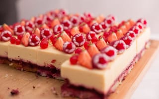 Картинка Пирожное чизкейк с ягодами малины и клубники