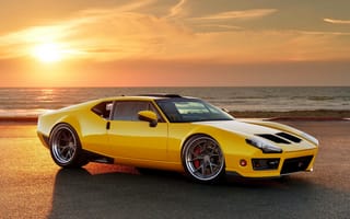 Картинка Желтый спортивный автомобиль De Tomaso Pantera на фоне заката