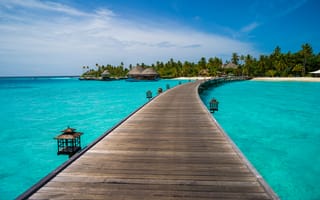 Картинка Деревянный пирс в голубом океане в тропиках, Мальдивы