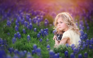 Картинка Маленькая светловолосая девочка со щенком в синих цветах