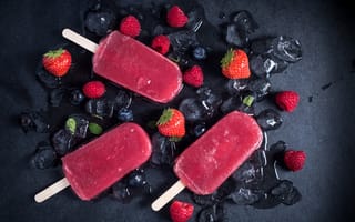 Картинка Фруктовое мороженое с ягодами малины, клубники и кубиками льда