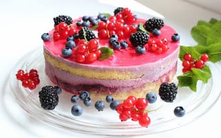Картинка Круглый торт с суфле, ягодами черники, ежевики и красной смородины