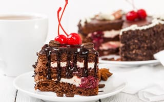 Картинка Вкусный кусок торта с шоколадом и вишнями