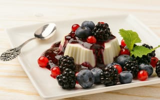 Картинка Аппетитное желе с ягодами черники, смородины и ежевики и джемом