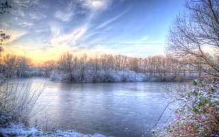 Обои Заледеневшая река в лесу под красивым зимним небом