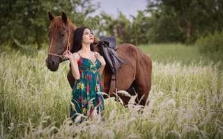 Картинка Красивая девушка азиатка с конем в поле