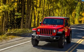 Картинка Красный автомобиль Jeep Wrangler Rubicon 2, 2018 на лесной трассе