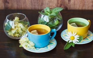 Картинка Вкусный чай с липой и ромашкой на столе