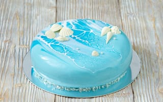 Картинка Глянцевый торт голубого цвета украшен сахарными ракушками
