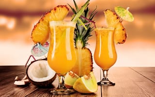 Картинка Тропические коктейли на столе со свежими ананасом, кокосом и кусочками дыни