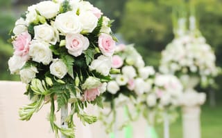Картинка Красивые свадебные букеты из цветов розы и фрезии в декоре