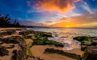 Обои Каменный берег у моря на закате солнца
