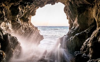 Картинка Брызги моря бьются о скалы в море