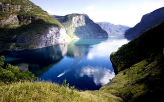 Картинка Нерёй-фьорд между горами под красивым голубым небом, Норвегия