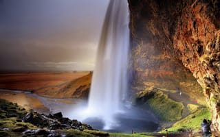 Картинка Живописный водопад Сельяландсфосс стекает со скалы, Исландия