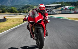 Картинка Красный мотоцикл Ducati Panigale V4 S, 2018 на трассе с мотогонщиком