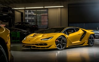 Картинка Желтый спортивный автомобиль Lamborghini Centenario Coupe в гараже