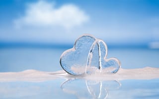 Картинка Два ледяных сердца на голубом фоне