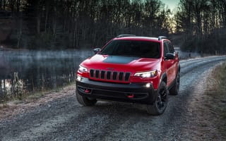 Картинка Красный автомобиль Jeep Cherokee Trailhawk, 2019 на дороге у реки