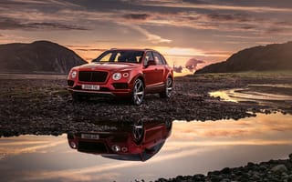 Картинка Новый красный автомобиль Bentley Bentayga V8, 2018 отражается в воде