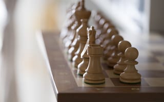 Картинка Шахматная доска с деревянными большими шахматами