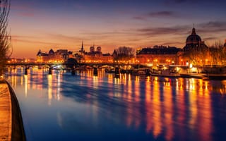 Обои Причал у реки в свете ночных фонарей города Париж, Франция