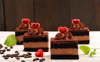 Картинка Аппетитные шоколадные пирожные с красными сердечками