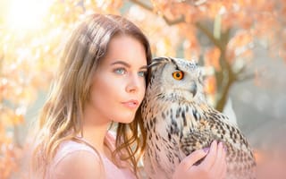 Обои Красивая голубоглазая девушка с совой