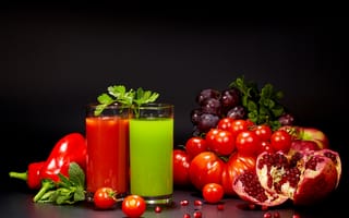 Картинка Два стакана сока на столе со свежими помидорами, перцем, гранатом, виноградом и зеленью