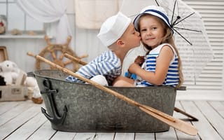 Картинка Маленькие мальчик и девочка сидят в железном корыте