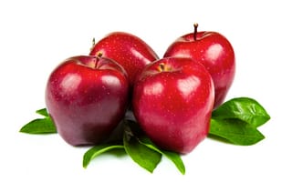 Картинка Красивые красные яблоки с зелеными листьями на белом фоне