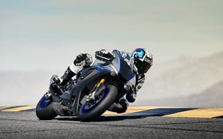 Картинка Мотогонщик на трассе на мотоцикле Yamaha YZF-R1M, 2018