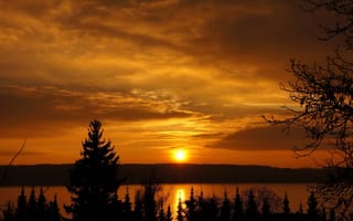 Обои Закат солнца в небе над озером
