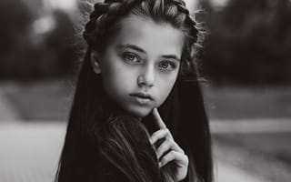 Картинка Маленькая девочка с красивой прической черно-белое фото