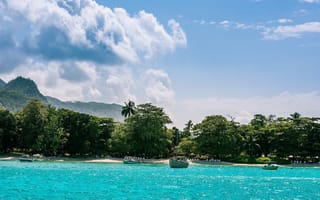 Картинка Лодки у берега острова Маэ на Сейшельских островах под красивым небом