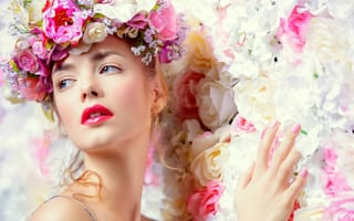 Картинка Нежная голубоглазая девушка с венком из цветов на голове
