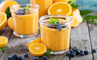 Картинка Апельсиновый сок в стакане с ягодами черники