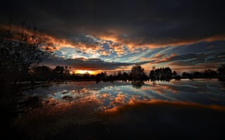 Картинка Вечернее небо отражается в воде на закате