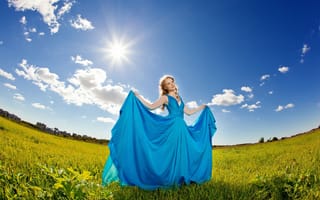 Картинка Девушка в красивом голубом платье на фоне неба