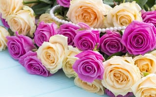 Картинка Букет белых и розовых роз с жемчужными бусами