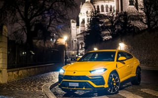 Обои Желтый внедорожник Lamborghini Urus на ночной улице