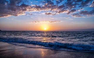 Картинка Закат солнца освещает морские волны
