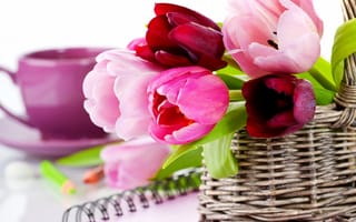 Картинка Букет разноцветных тюльпанов в корзине на столе с блокнотом