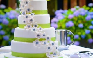 Картинка Большой красивый свадебный торт с сахарными цветами